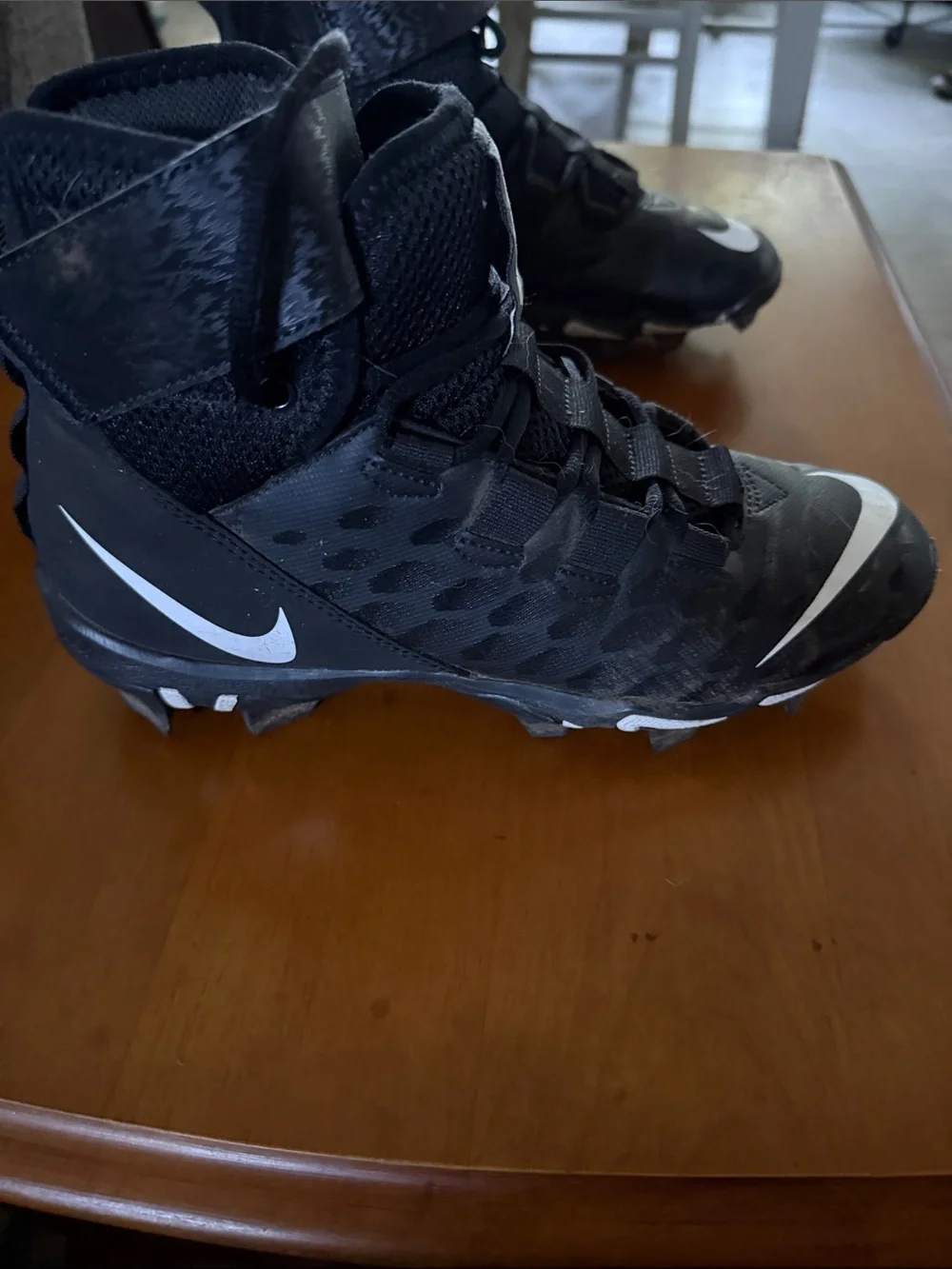 Nike Men's Black and White Athletic Cleats